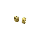 Aretes Dorados Huggie con Grecas Grabadas | Luna Bella Joyería
