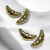 Aretes de Acero Inoxidable Dorados con Diseño Curvo Segmentado – Modernos y Elegantes  | Luna Bella Joyería