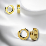 Aretes Dorados Huggie Anchos – Aros Lisos Con Zanja Central | Luna Bella Joyería