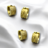 Aretes Dorados Huggie con Grecas Grabadas | Luna Bella Joyería