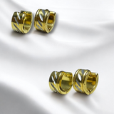 Aretes Bicolor Huggie Dorados con Diseño Calado | Luna Bella Joyería