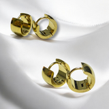 Aretes Dorados Huggie Lisos Acero Inoxidable | Luna Bella Joyería