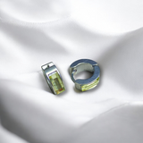 Aretes Plateados Huggie con Piedra Rectangular Incrustada | Luna Bella Joyería