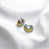 Aretes Bicolor Huggie con Franja Dorada Central | Luna Bella Joyería