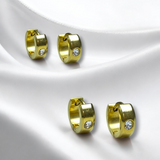 Aretes Dorados Huggie con Zirconia Incrustada | Luna Bella Joyería