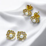 Aretes Dorados con Perla y Zirconias en Forma de Flor | Luna Bella Joyería