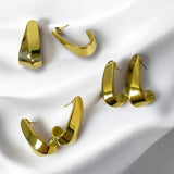 Aretes con Caída Escultural Dorados Diseño Moderno | Luna Bella Joyería