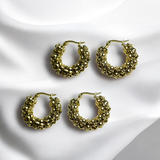 Aretes Dorados Tipo Aro Con Diseño De Relieve Texturizadas | Luna Bella Joyería