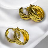 Aretes Dorados Tipo Aro Con Diseño Grabado Texturizado | Luna Bella Joyería