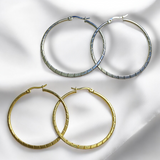 Aretes Tipo Aro con Diseño Grabado Disponible en Plata y Oro | Luna Bella Joyería