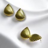 Aretes Dorados Gota Textura Acanalada | Luna Bella Joyería