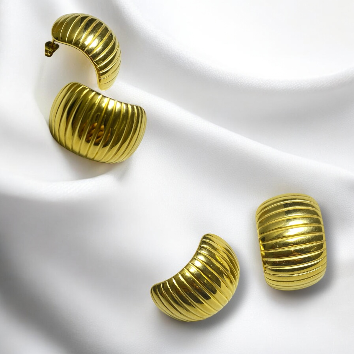 Aretes Dorados Acanalados Tipo Media Luna | Luna Bella Joyería