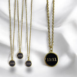 Collar Dorado con Dije Negro 11:11 en Acero Inoxidable | Luna Bella Joyería