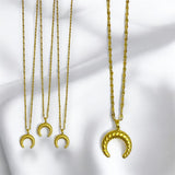 Collar Dorado con Dije de Luna Creciente en Relieve | Luna Bella Joyería