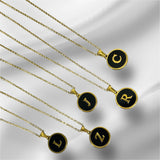 Collar Inicial Fondo Negro con Bisel Dorado | Luna Bella Joyería