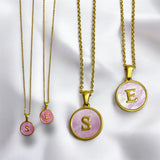 Collar Inicial en Nácar Rosa con Letra Dorada | Luna Bella Joyería