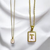 Collar Cuadrado de Inicial en Nácar Rosa | Luna Bella Joyería