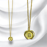 Collar Inicial Dorado Texturizado Sello Antiguo | Luna Bella Joyería