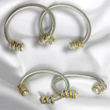 Pulsera Abierta Plateada con Perlas y Detalles Dorados | Luna Bella Joyería