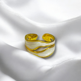 Anillo Ajustable Dorado de Acero Inoxidable con Diseño Ondulado y Detalle Marmoleado | Luna Bella Joyería