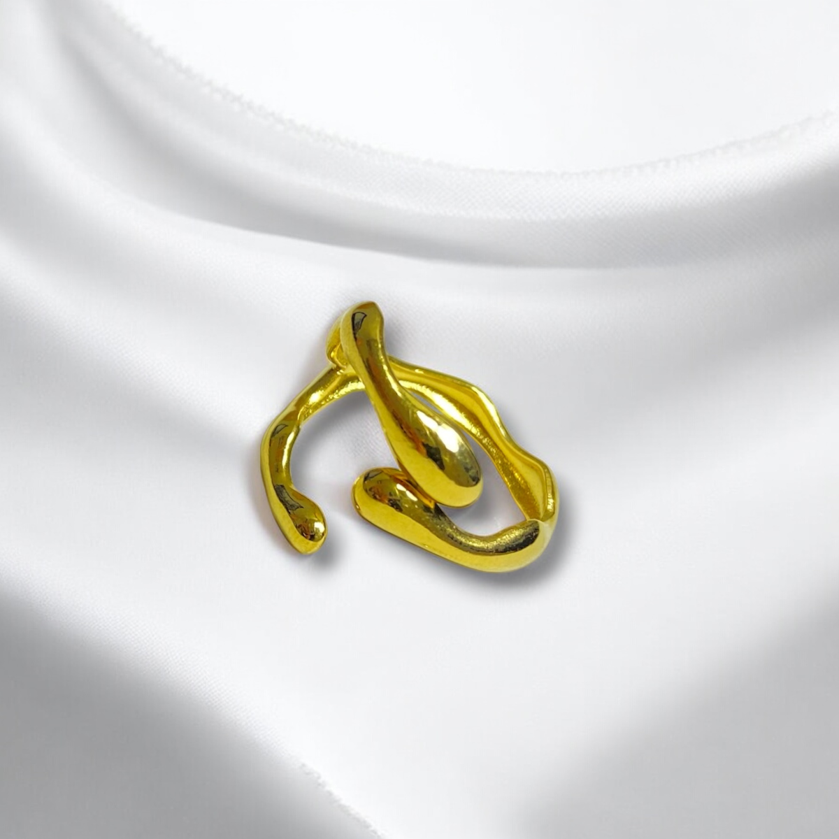 Anillo de Acero Inoxidable Dorado con Diseño Abstracto | Luna Bella Joyería