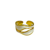 Anillo Ajustable Dorado de Acero Inoxidable con Diseño Ondulado y Detalle Marmoleado | Luna Bella Joyería